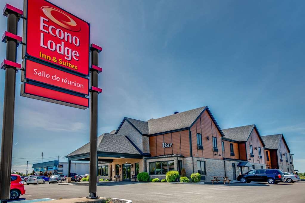 Econo Lodge Inn & Suites Saint Apollinaire Экстерьер фото