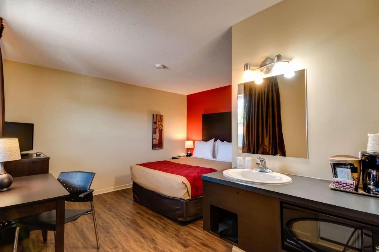 Econo Lodge Inn & Suites Saint Apollinaire Экстерьер фото