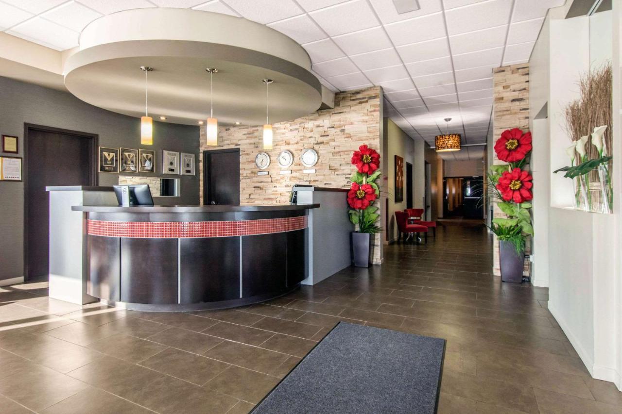 Econo Lodge Inn & Suites Saint Apollinaire Экстерьер фото