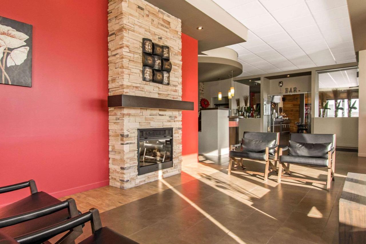 Econo Lodge Inn & Suites Saint Apollinaire Экстерьер фото