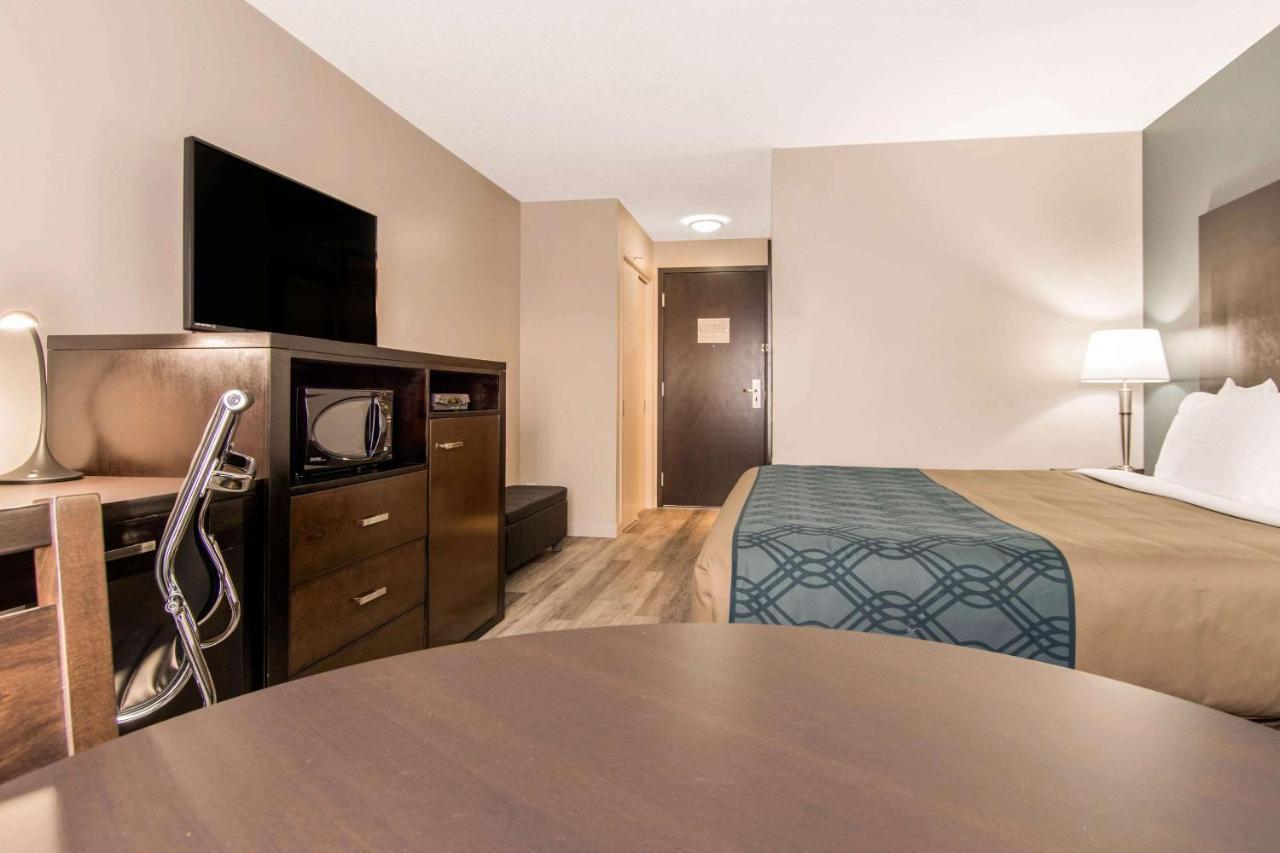 Econo Lodge Inn & Suites Saint Apollinaire Экстерьер фото