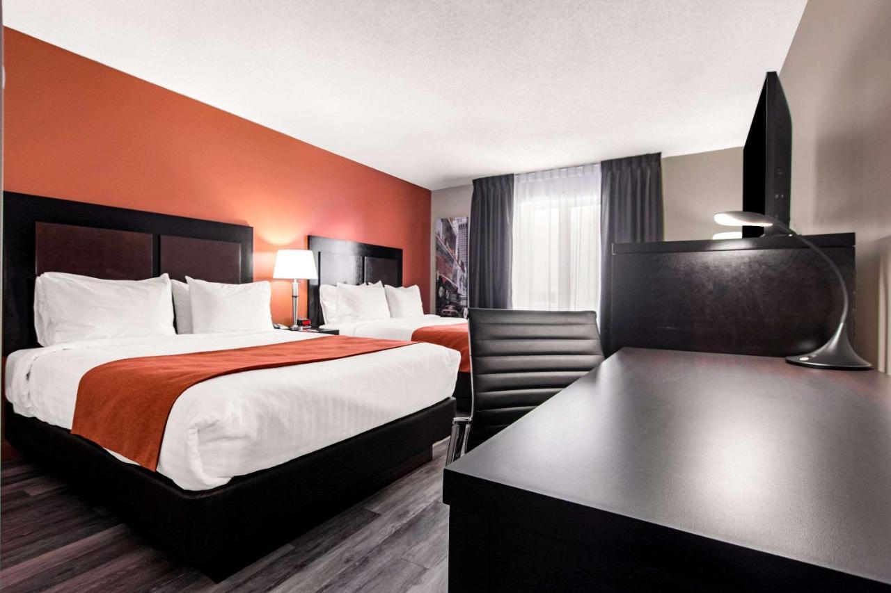 Econo Lodge Inn & Suites Saint Apollinaire Экстерьер фото