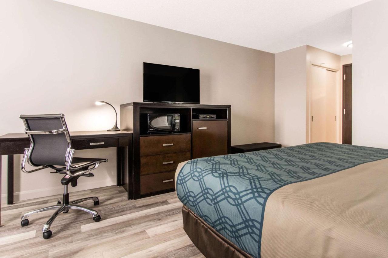 Econo Lodge Inn & Suites Saint Apollinaire Экстерьер фото
