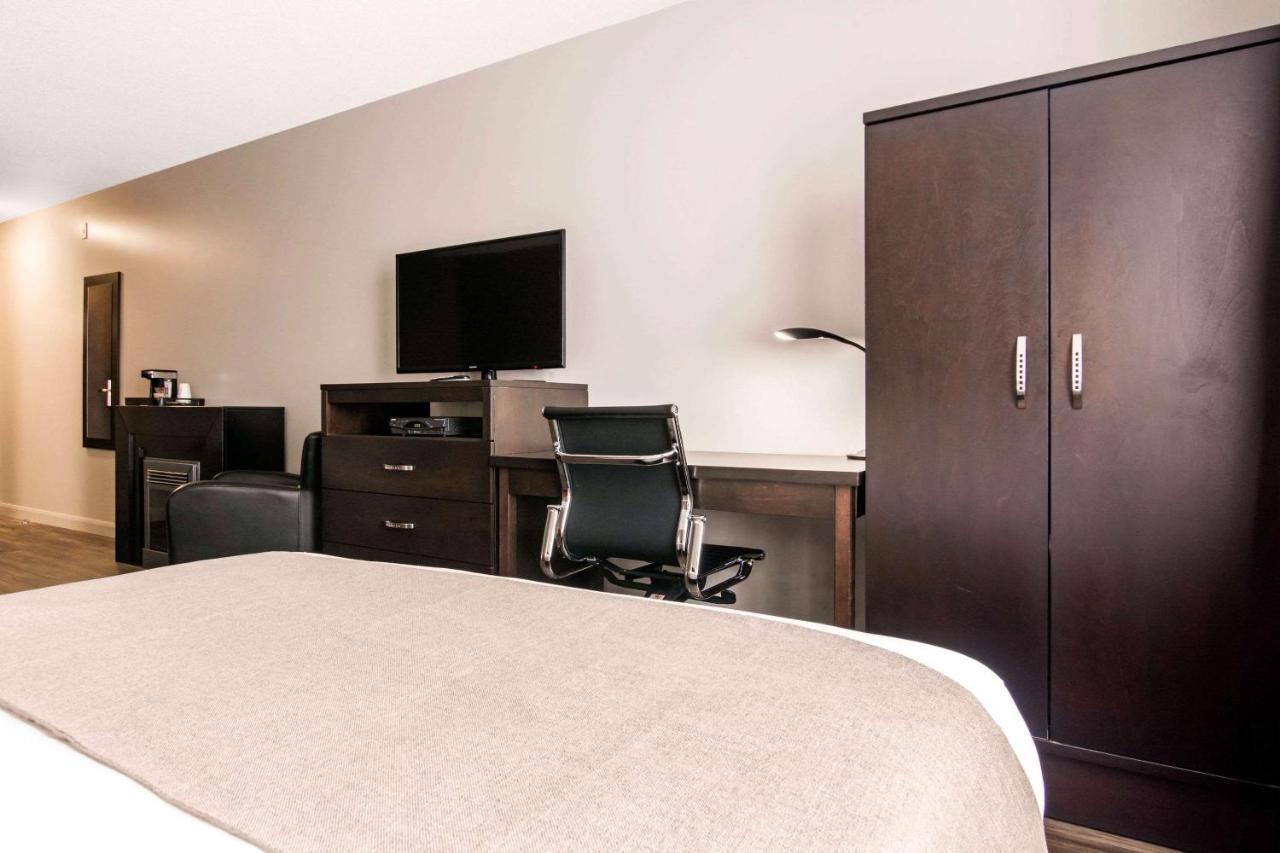 Econo Lodge Inn & Suites Saint Apollinaire Экстерьер фото