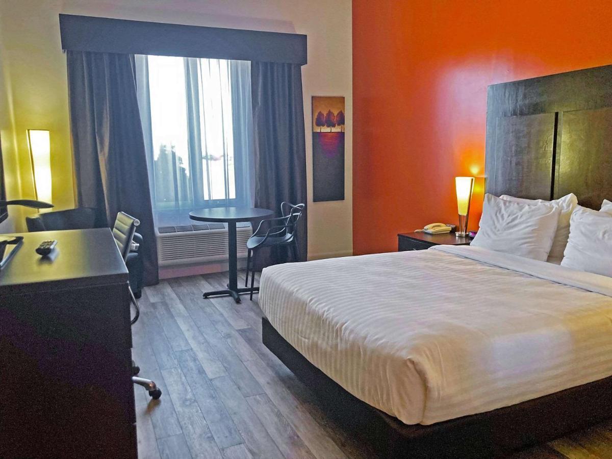 Econo Lodge Inn & Suites Saint Apollinaire Экстерьер фото