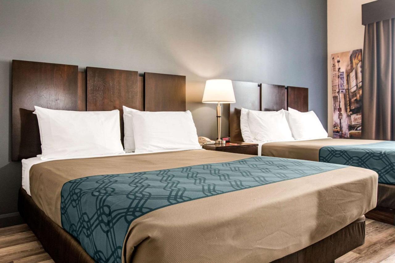 Econo Lodge Inn & Suites Saint Apollinaire Экстерьер фото