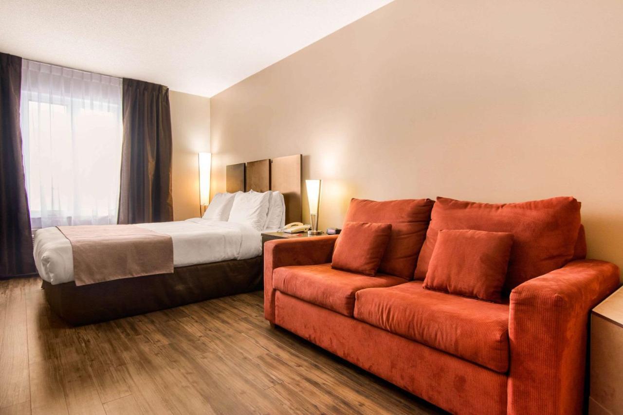 Econo Lodge Inn & Suites Saint Apollinaire Экстерьер фото