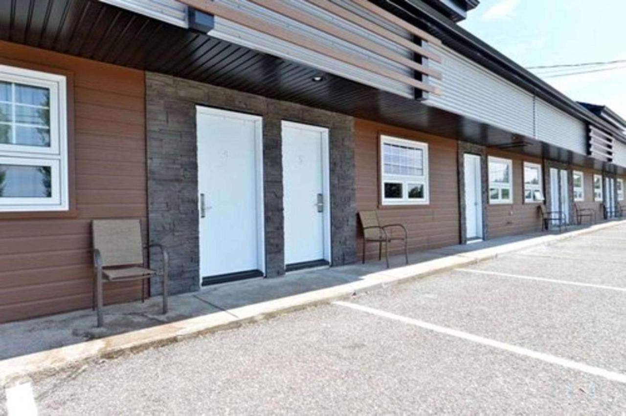 Econo Lodge Inn & Suites Saint Apollinaire Экстерьер фото