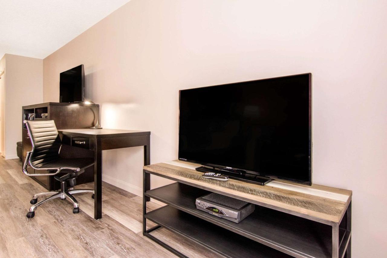 Econo Lodge Inn & Suites Saint Apollinaire Экстерьер фото