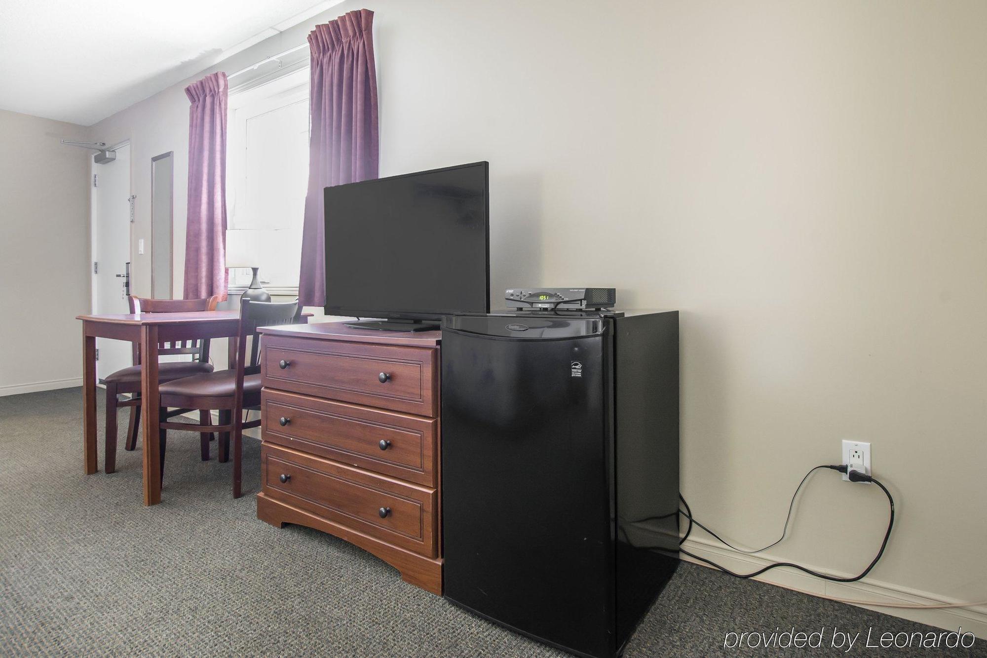 Econo Lodge Inn & Suites Saint Apollinaire Экстерьер фото