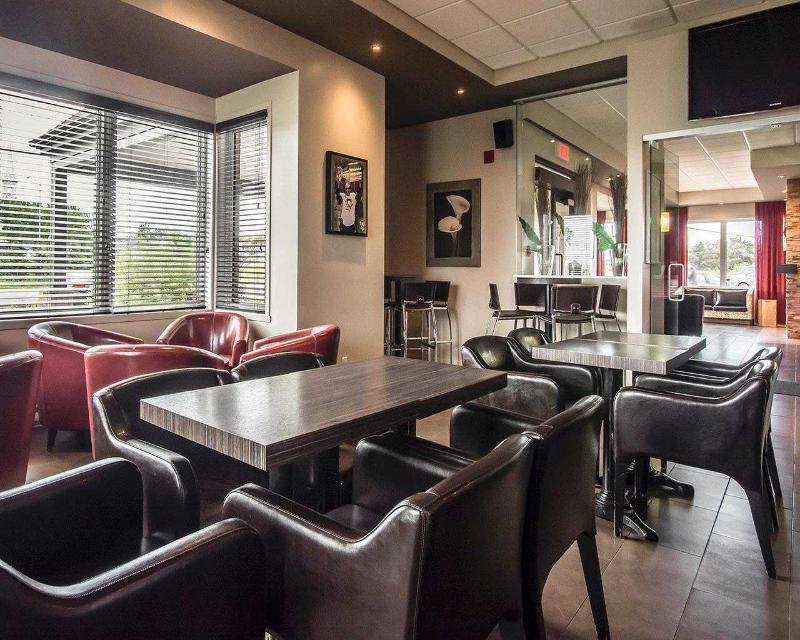 Econo Lodge Inn & Suites Saint Apollinaire Экстерьер фото