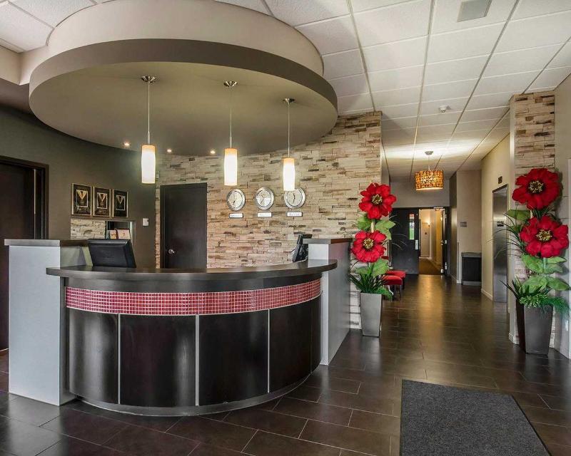 Econo Lodge Inn & Suites Saint Apollinaire Экстерьер фото