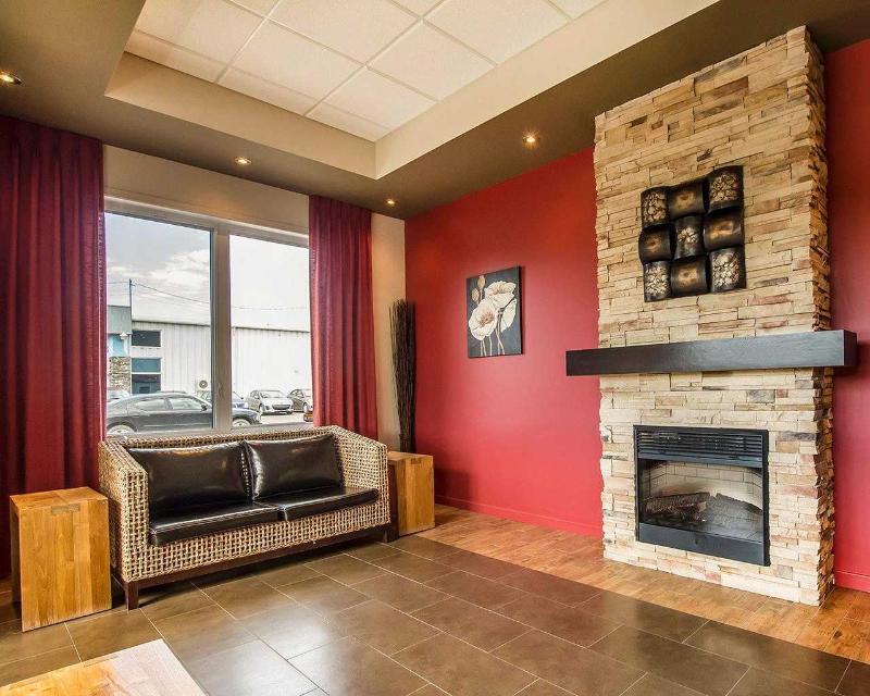 Econo Lodge Inn & Suites Saint Apollinaire Экстерьер фото