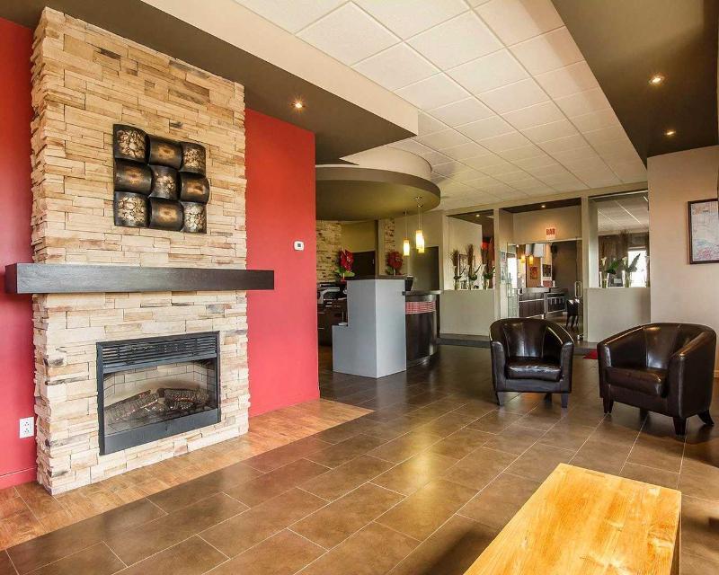 Econo Lodge Inn & Suites Saint Apollinaire Экстерьер фото