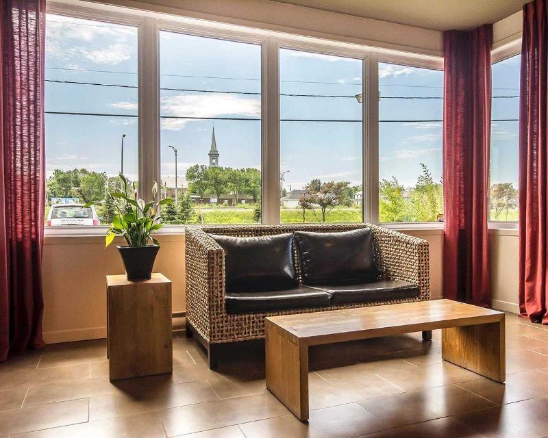 Econo Lodge Inn & Suites Saint Apollinaire Экстерьер фото