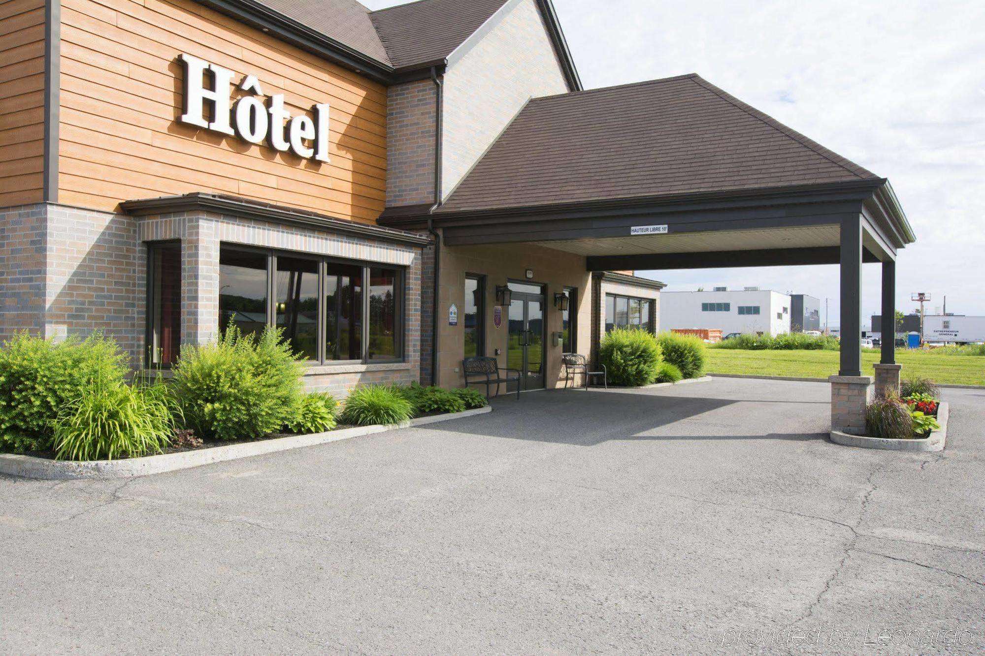 Econo Lodge Inn & Suites Saint Apollinaire Экстерьер фото