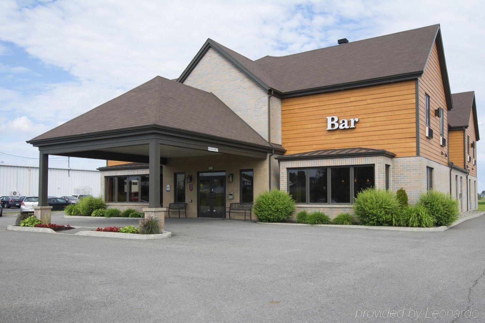 Econo Lodge Inn & Suites Saint Apollinaire Экстерьер фото