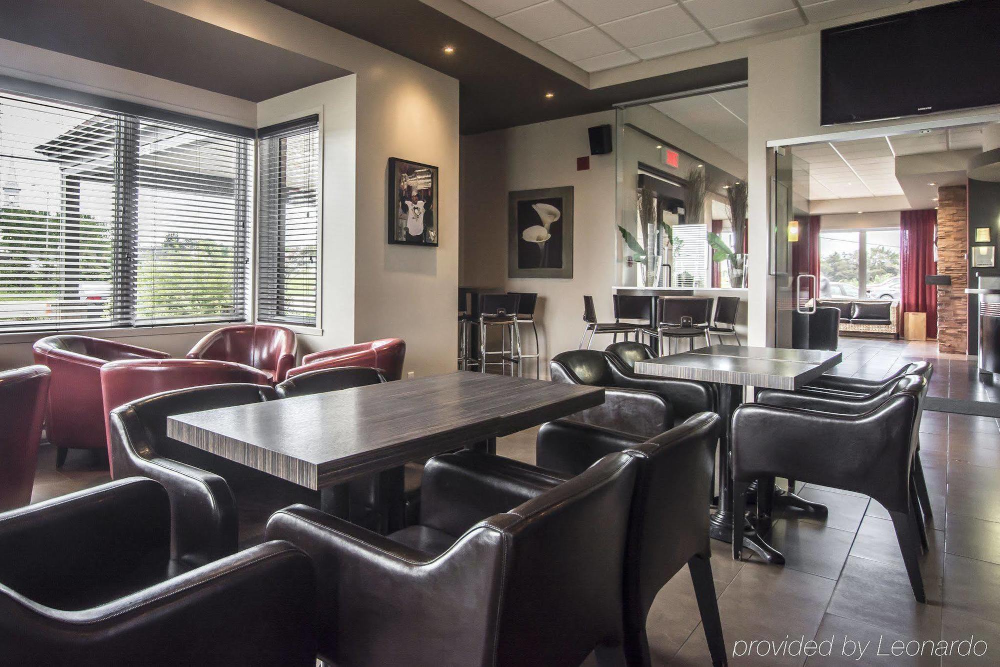 Econo Lodge Inn & Suites Saint Apollinaire Экстерьер фото