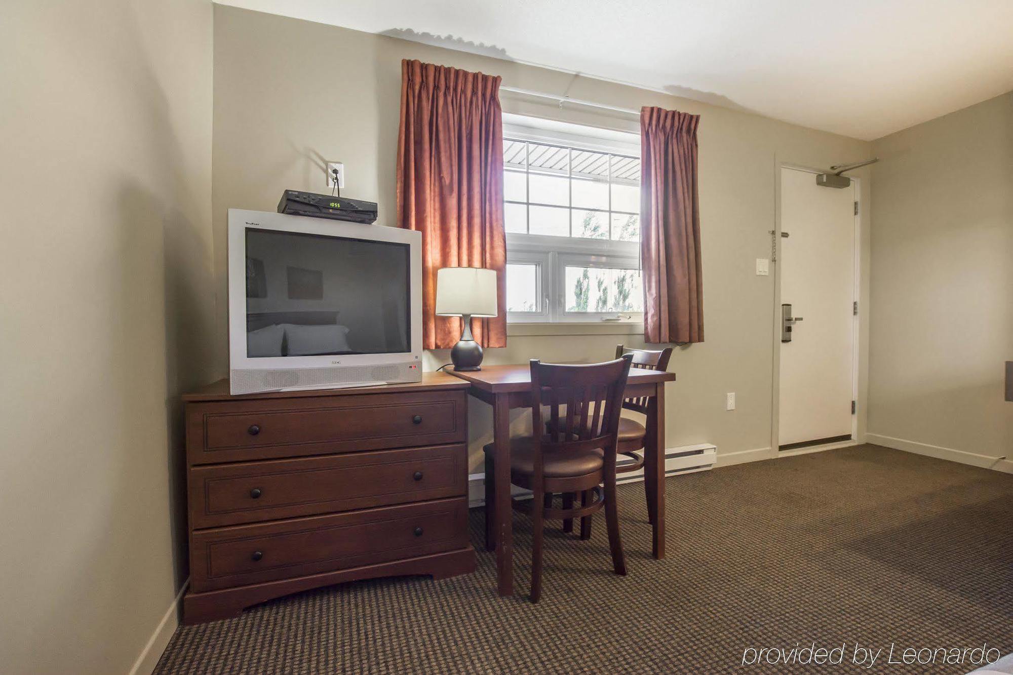 Econo Lodge Inn & Suites Saint Apollinaire Экстерьер фото