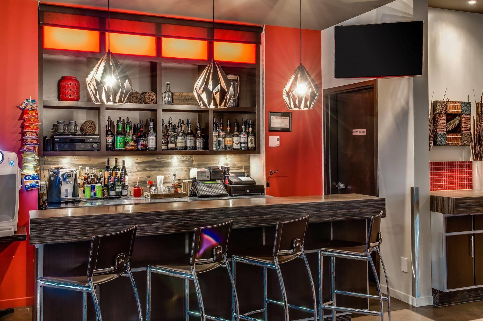 Econo Lodge Inn & Suites Saint Apollinaire Экстерьер фото