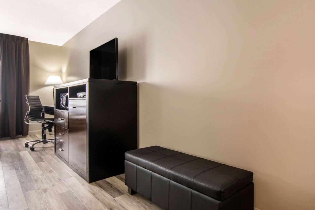 Econo Lodge Inn & Suites Saint Apollinaire Экстерьер фото