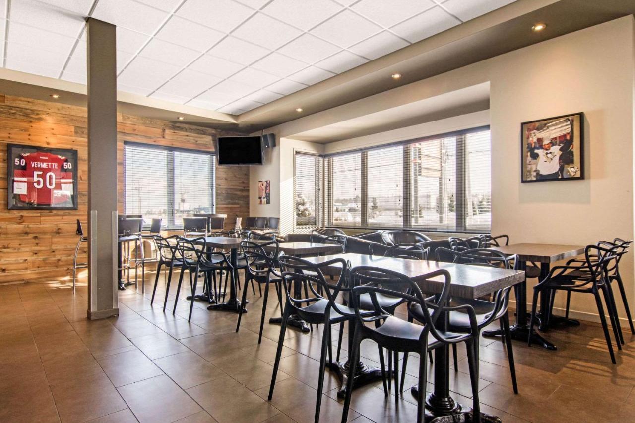 Econo Lodge Inn & Suites Saint Apollinaire Экстерьер фото