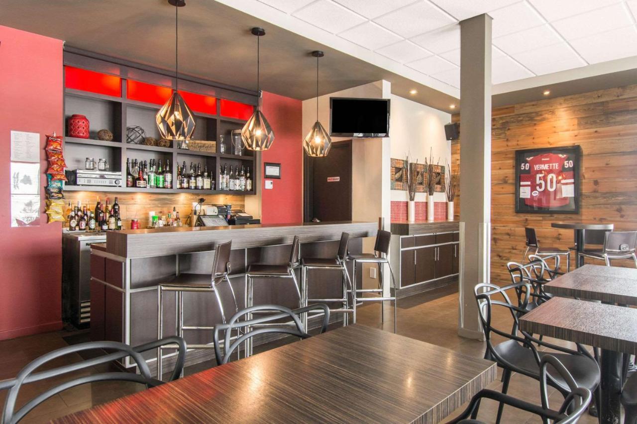 Econo Lodge Inn & Suites Saint Apollinaire Экстерьер фото