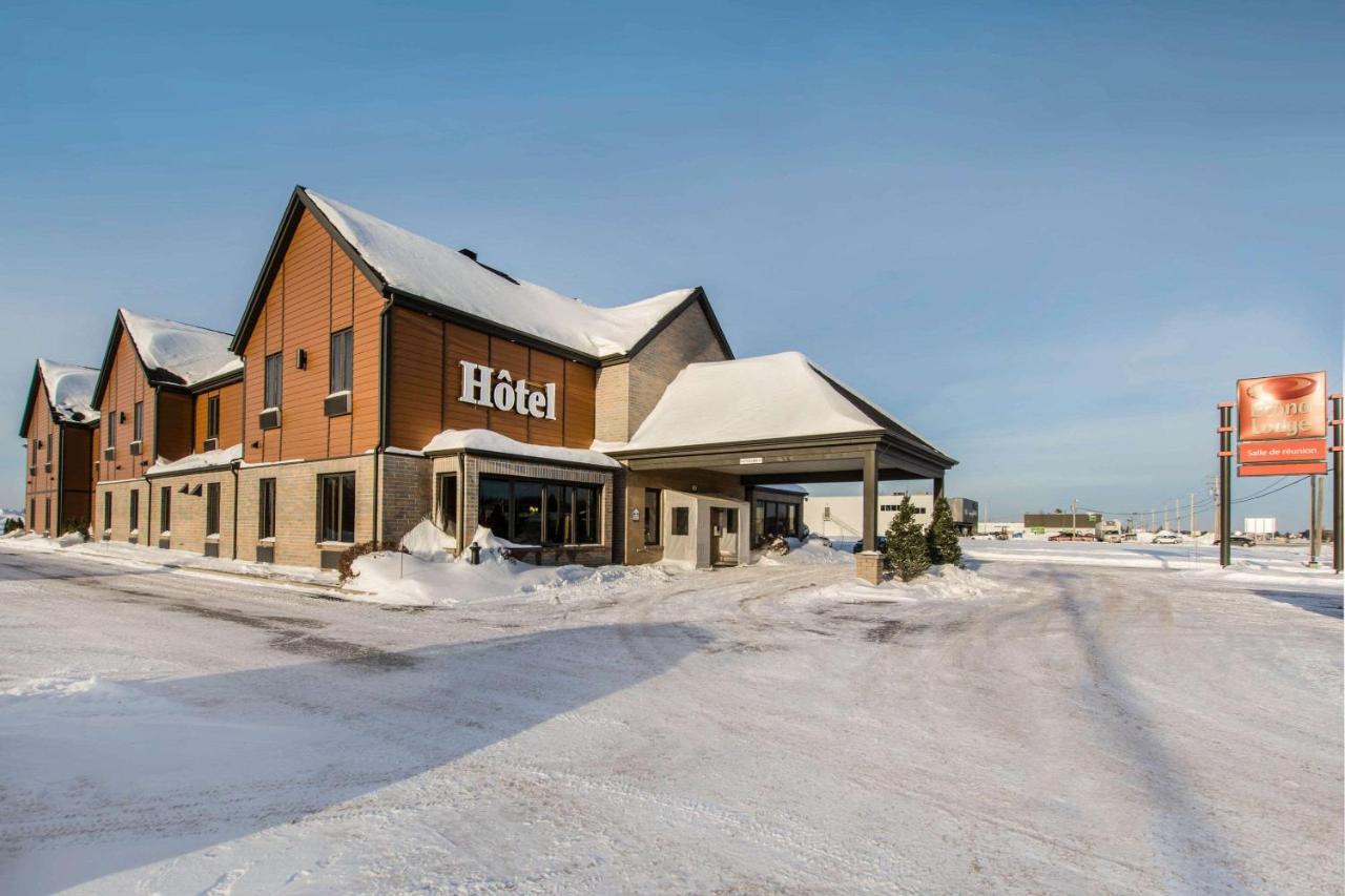 Econo Lodge Inn & Suites Saint Apollinaire Экстерьер фото