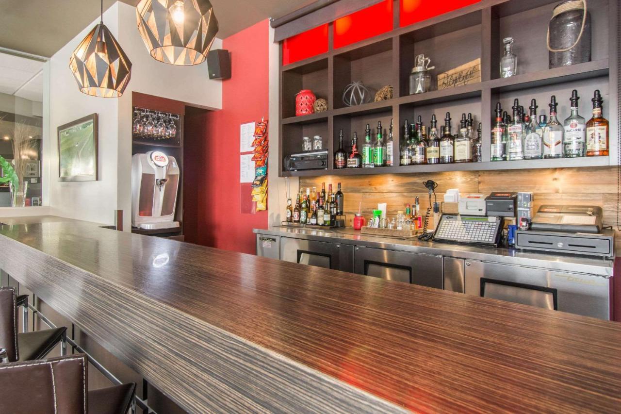 Econo Lodge Inn & Suites Saint Apollinaire Экстерьер фото