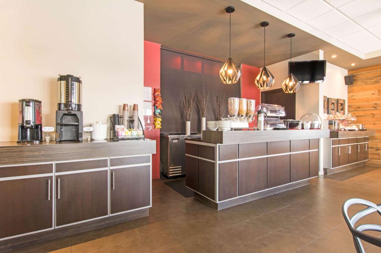 Econo Lodge Inn & Suites Saint Apollinaire Экстерьер фото