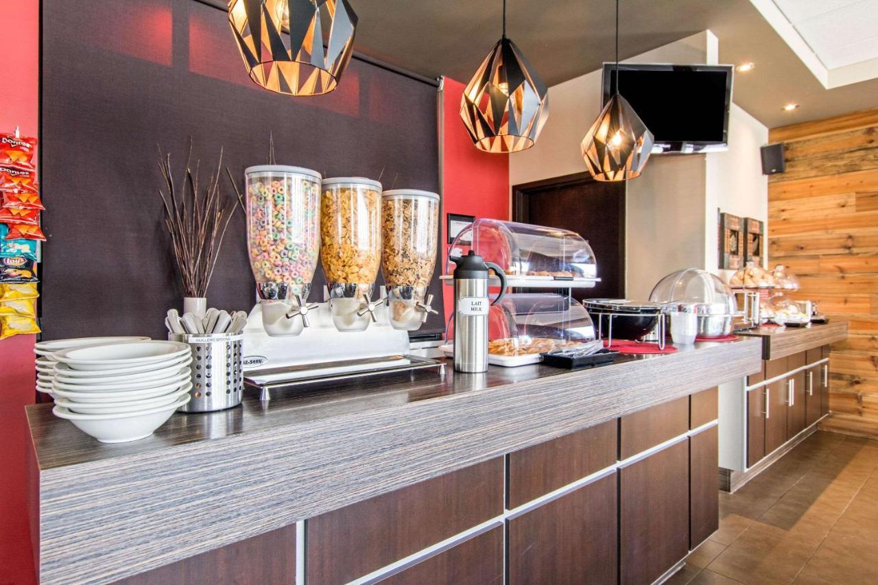 Econo Lodge Inn & Suites Saint Apollinaire Экстерьер фото