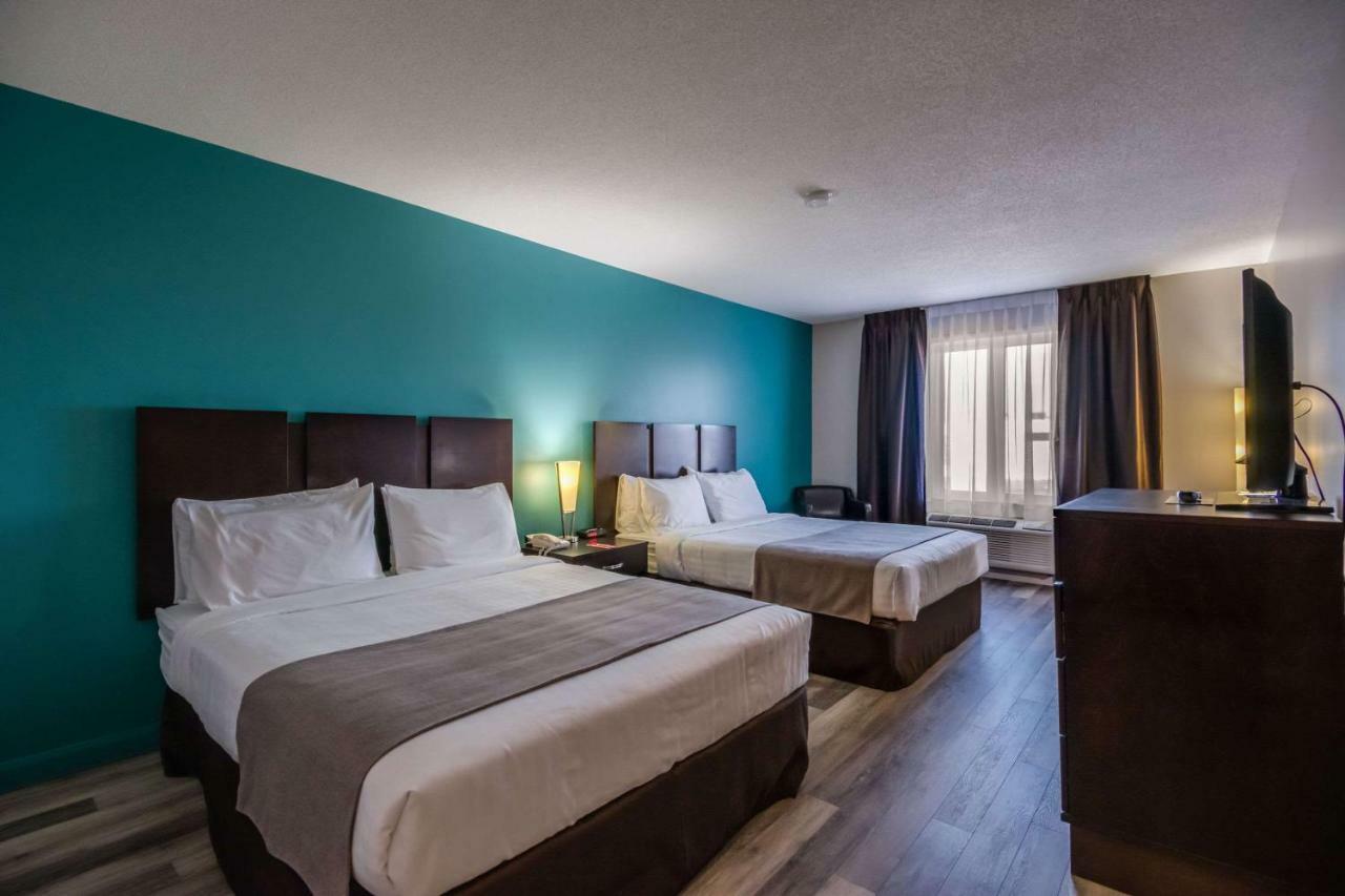 Econo Lodge Inn & Suites Saint Apollinaire Экстерьер фото