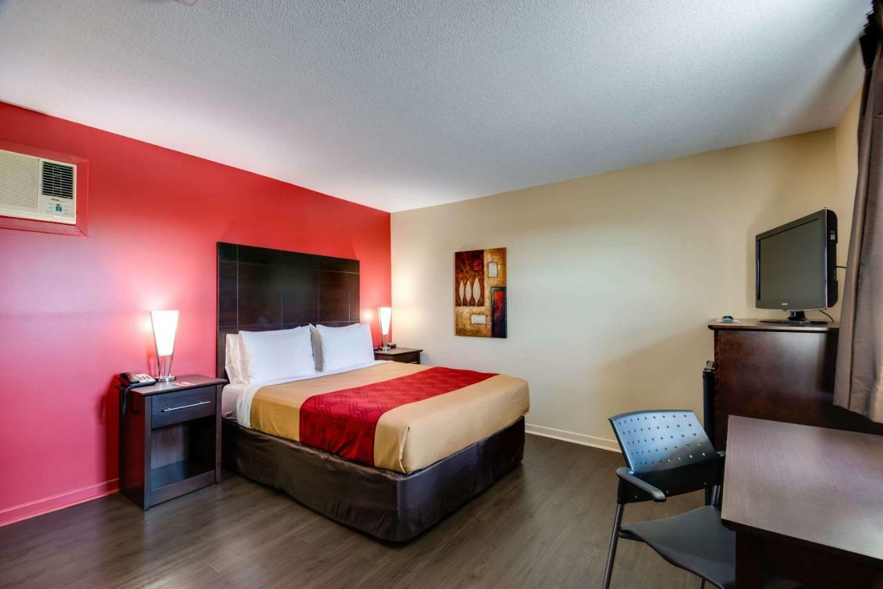 Econo Lodge Inn & Suites Saint Apollinaire Экстерьер фото
