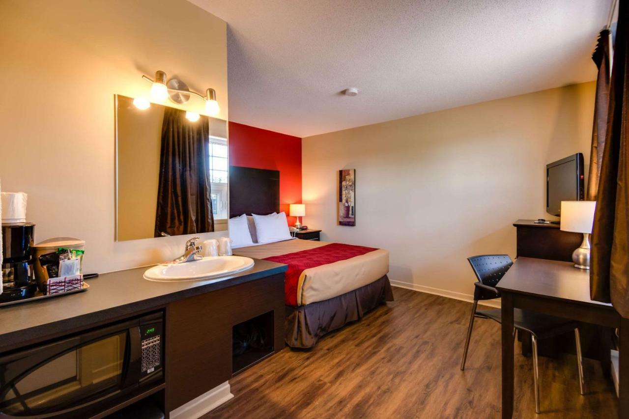 Econo Lodge Inn & Suites Saint Apollinaire Экстерьер фото
