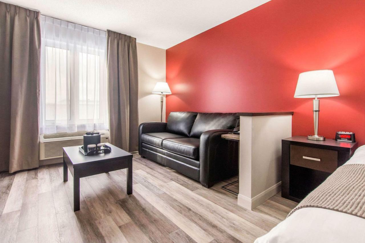 Econo Lodge Inn & Suites Saint Apollinaire Экстерьер фото